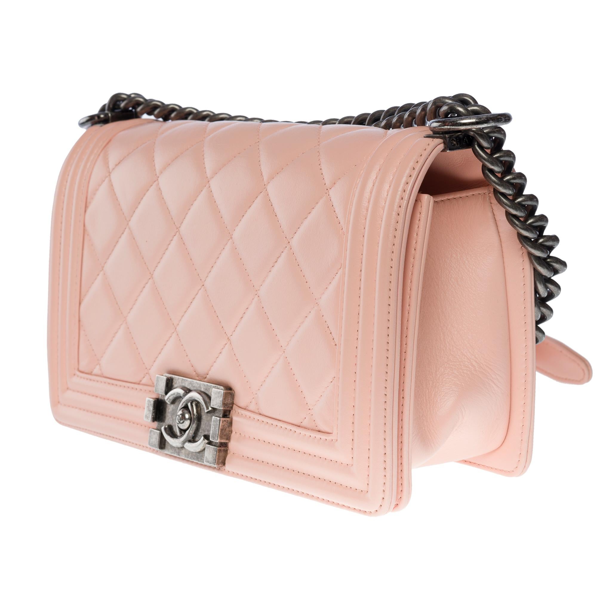 Amazing Chanel Boy Old medium shoulder bag in Pink quilted leather, SHW In Good Condition For Sale In Paris, IDF
