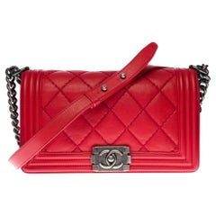 Amazing Chanel Boy Old medium shoulder bag in red quilted leather, SHW