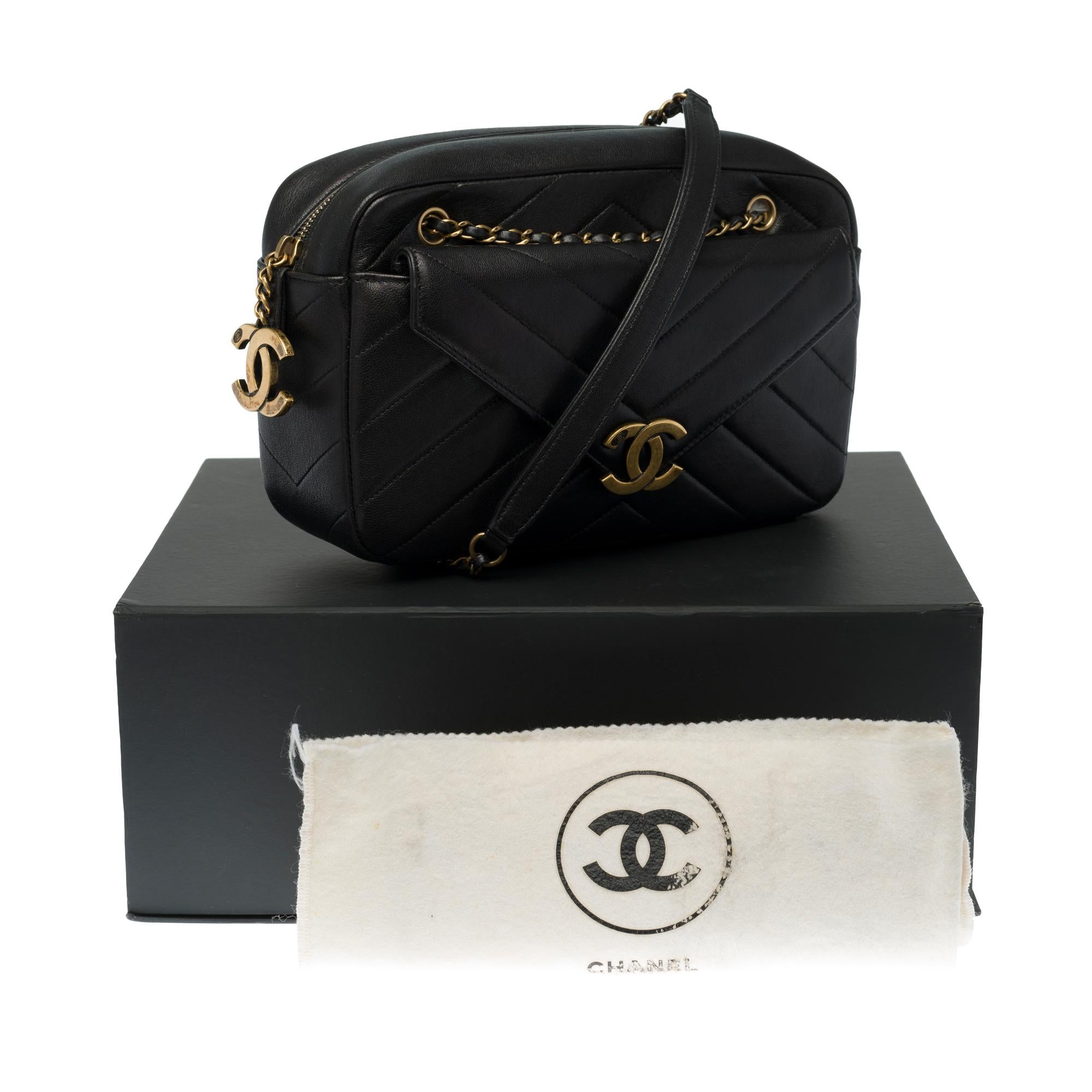 Amazing Chanel Camera shoulder bag in black herringbone leather, GHW 5
