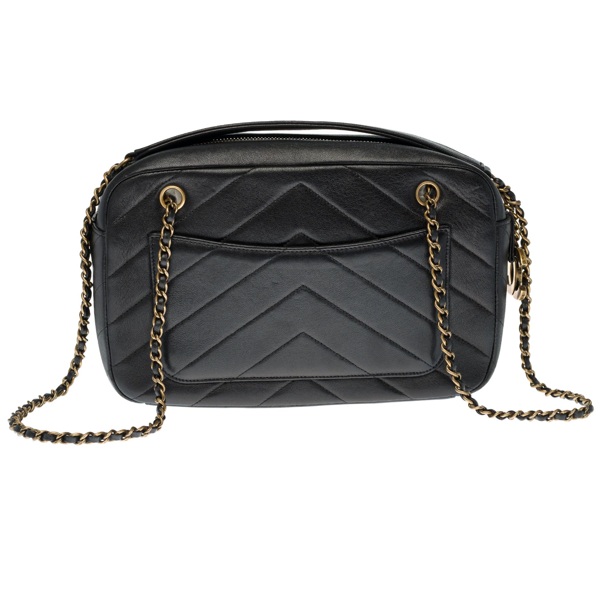 Chanel Camera Front Pocket bag in black herringbone leather, gold-tone metal hardware, gold-tone metal chain handle intertwined with black leather allowing a shoulder or shoulder strap.
* Zip closure.
* One pocket with front CC closure.
* Lining in