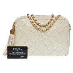 Amazing Chanel Camera shoulder bag in White quilted lambskin leather, GHW