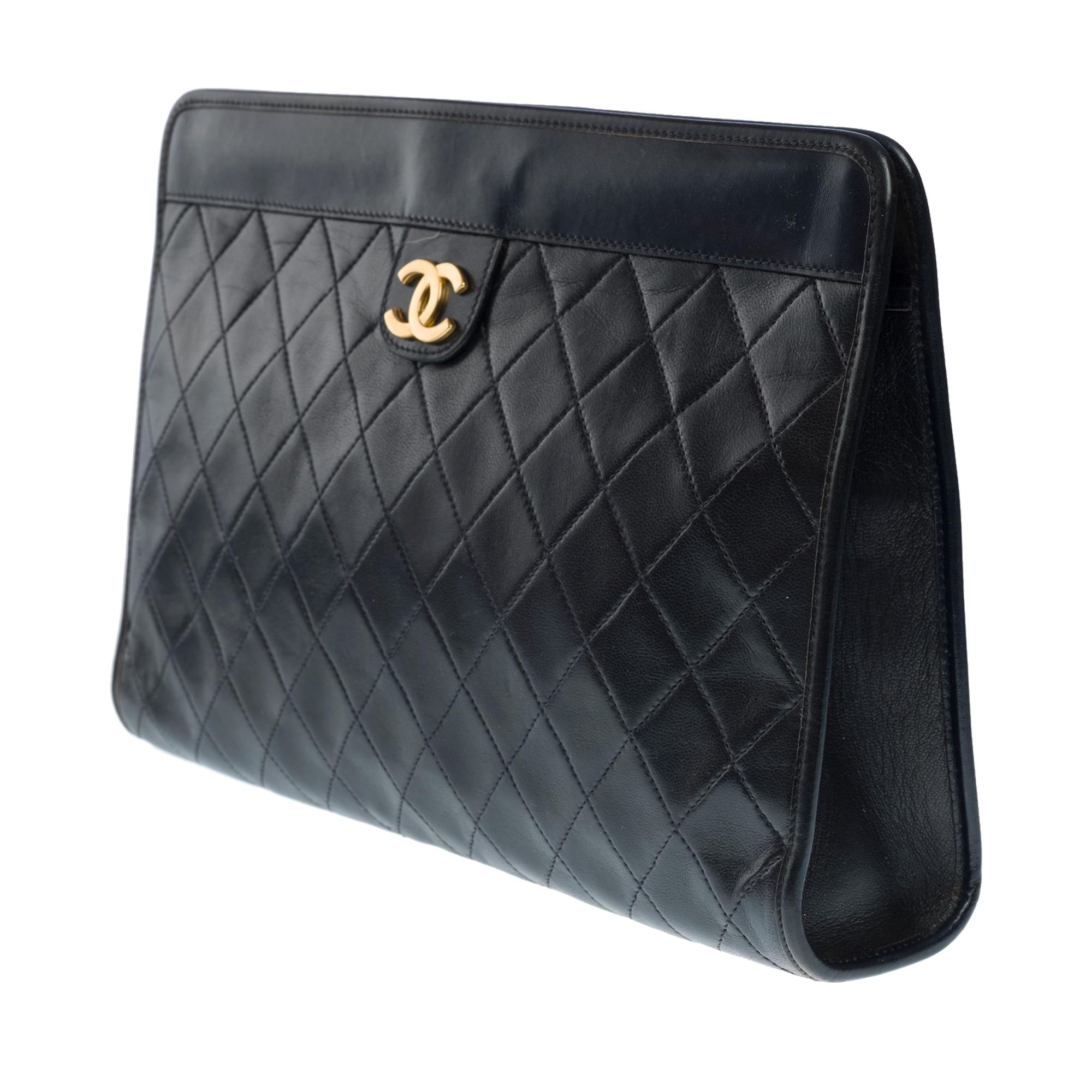Amazing Chanel Classic Clutch in black quilted lambskin leather, GHW In Good Condition In Paris, IDF