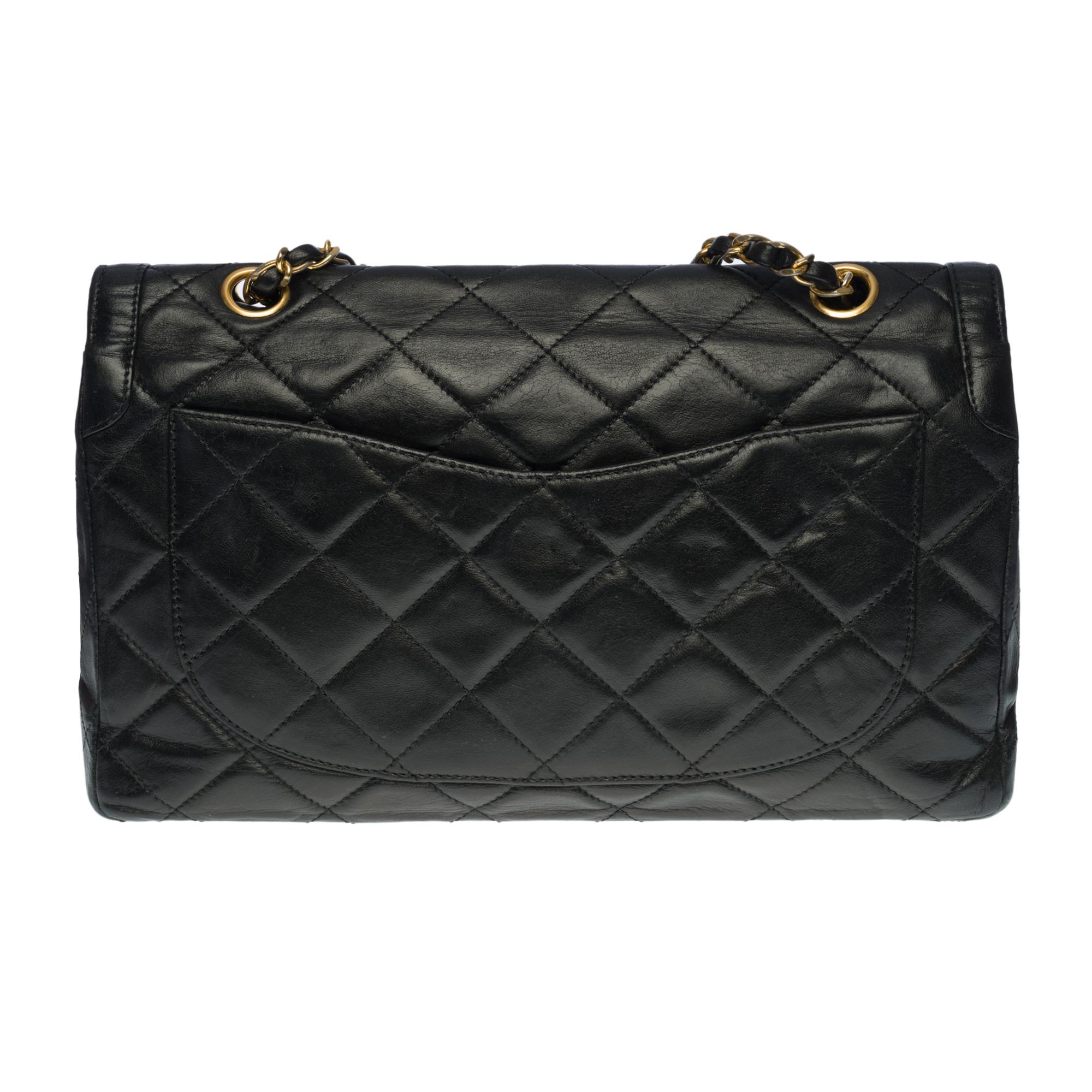 Beautiful Chanel Classic double flap shoulder bag in black quilted lambskin leather, gold-plated hardware, a gold-plated metal chain handle interlaced with black leather allowing a shoulder and shoulder strap
BAckpack pocket
Flap closure, two-tone
