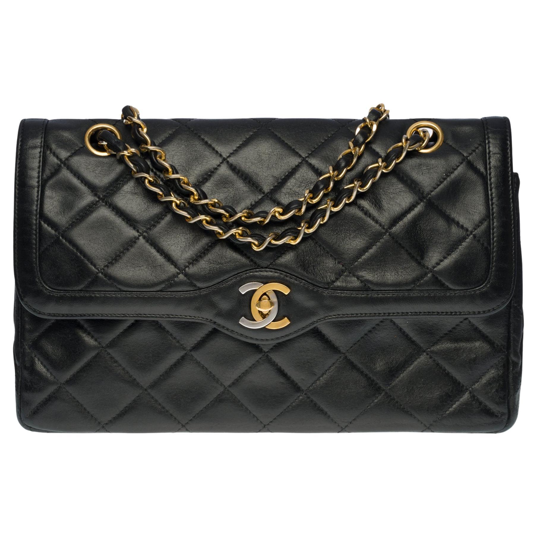 Superbe sac à bandoulière Chanel Classic à double rabat en cuir d'agneau matelassé noir, GHW en vente