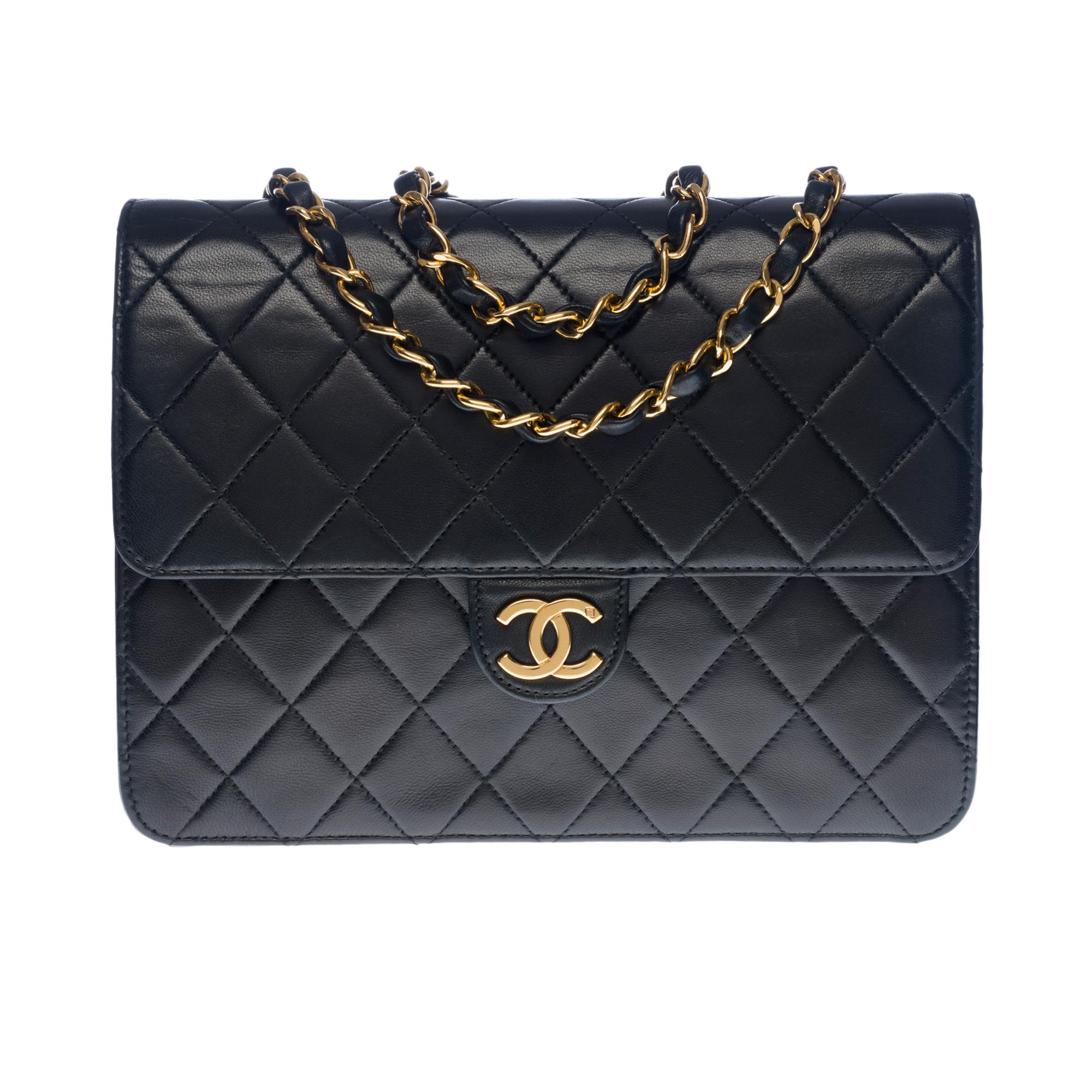Amazing Chanel Classic Flap Bag in black quilted lambskin leather, gold-tone hardware, a gold-tone metal chain handle interlaced with black leather allowing a shoulder and shoulder strap

Flap closure, gold CC studded clasp
Bordeaux leather lining,