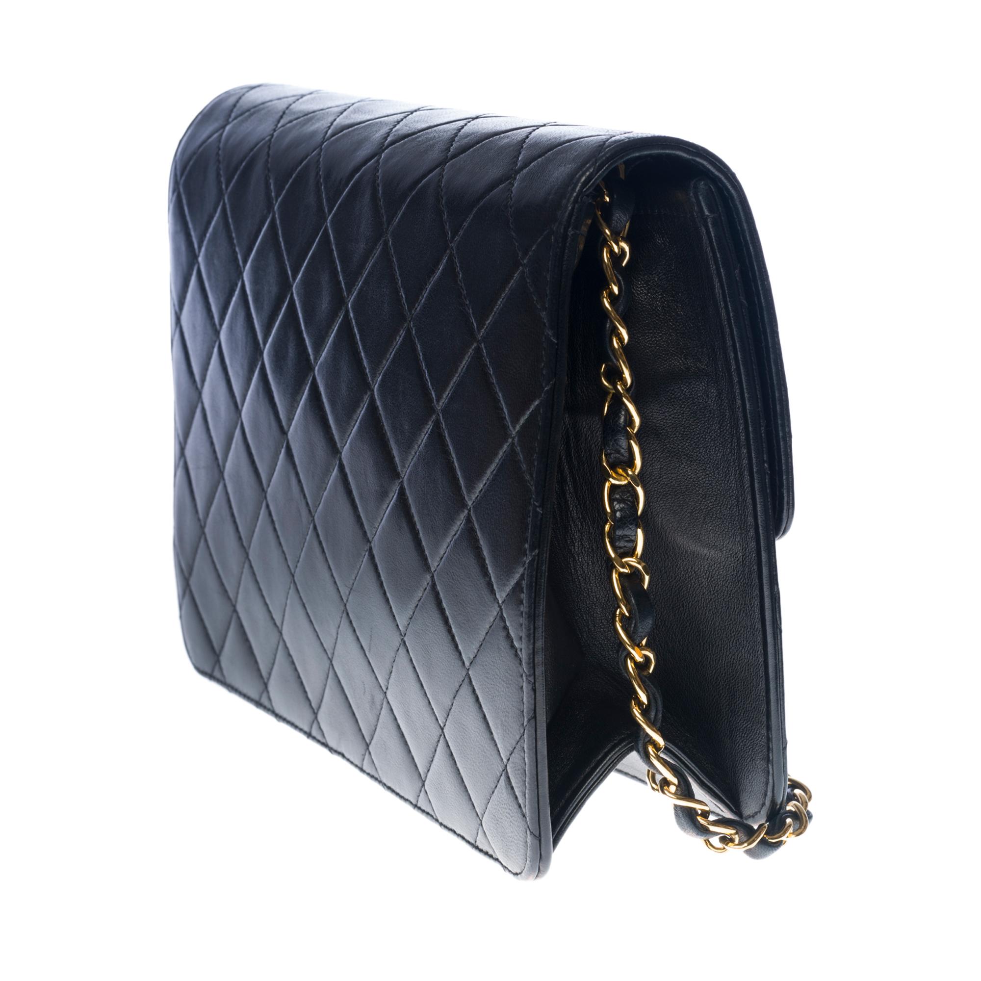 Women's Amazing Chanel Classic Flap shoulder bag in black quilted lambskin, GHW