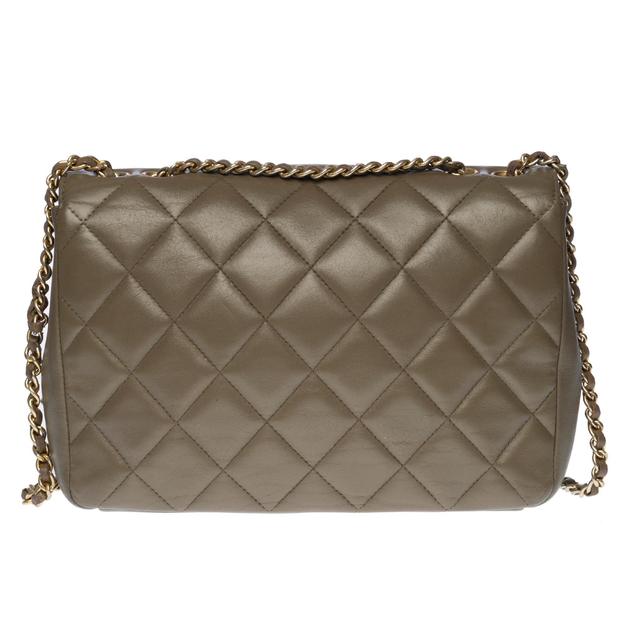 Lovely Chanel Classique full flap bag in Taupe (mix of grey and brown) quilted leather, silver metal trim, silver metal chain intertwined with grey leather for a hand, shoulder or shoulder strap.
Flap closure and 2 snap buttons.
Lining in burgundy