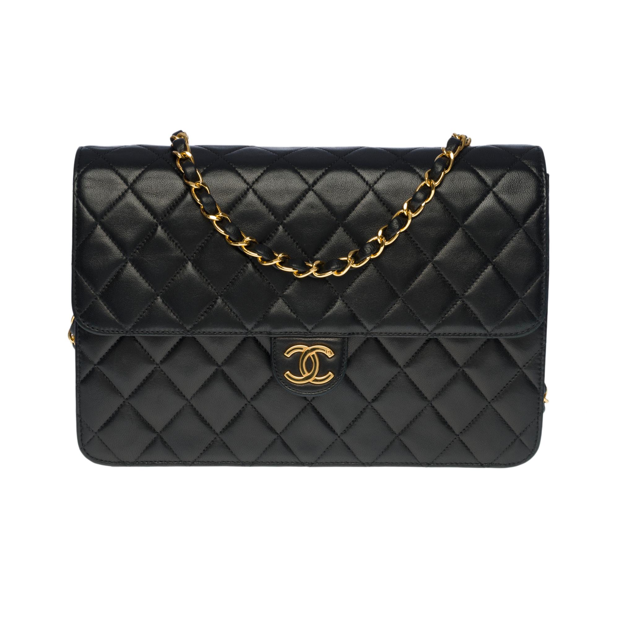 Beautiful Chanel Classic Flap Bag Medium in black quilted lambskin leather, gold-plated hardware, a gold-plated chain handle interlaced with black leather for shoulder and shoulder strap

Flap closure, gold CC studded clasp
Bordeaux leather lining,