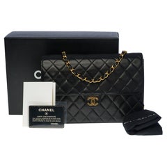 Magnifique sac à rabat classique Chanel en cuir d'agneau matelassé noir, GHW