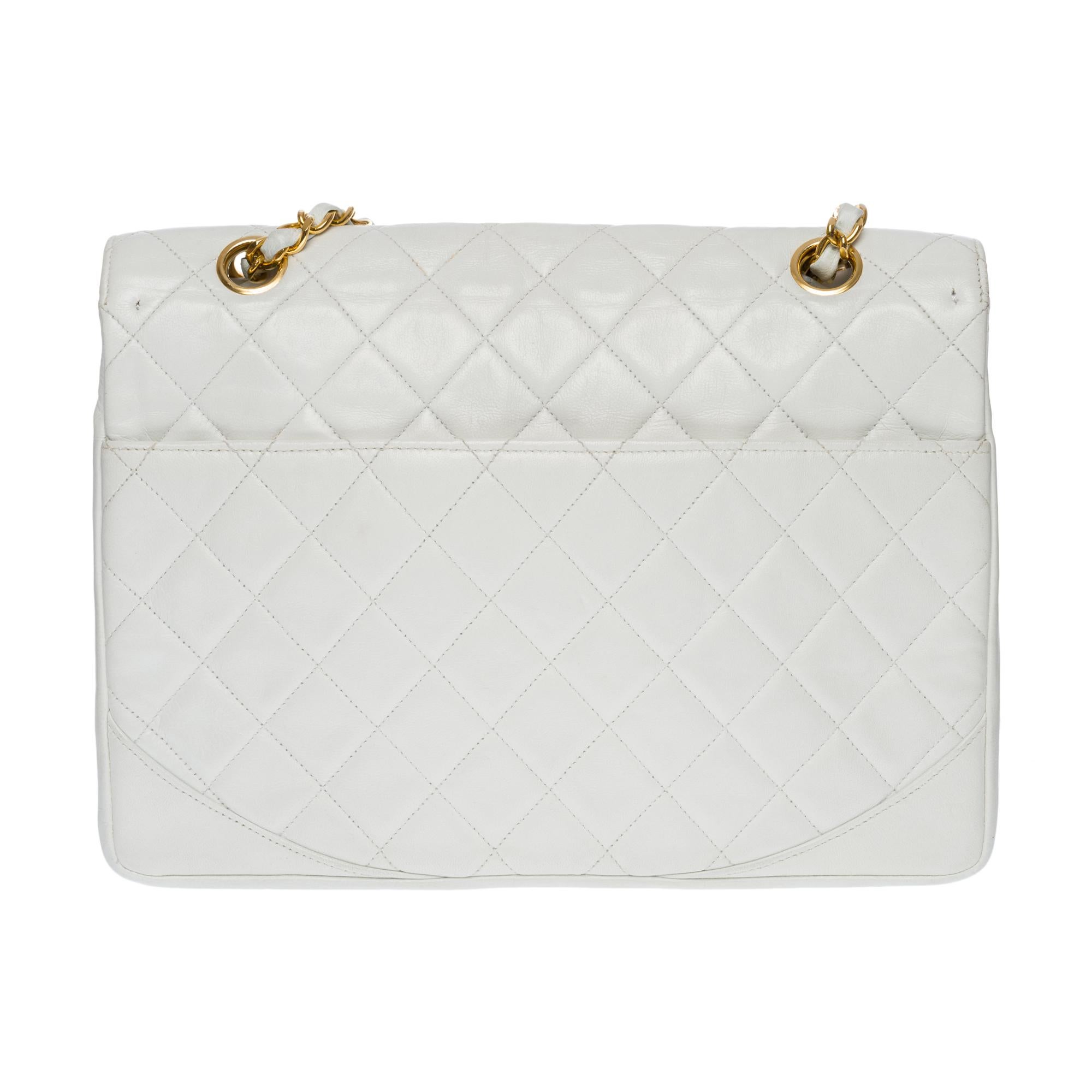 Very chic bag Chanel Classic flap bag in white quilted leather, gold-plated metal hardware, a chain-handle in gold-plated metal interlaced with white leather for a shoulder or shoulder strap

Backpack pocket
Closure in gilded metal on flap
White
