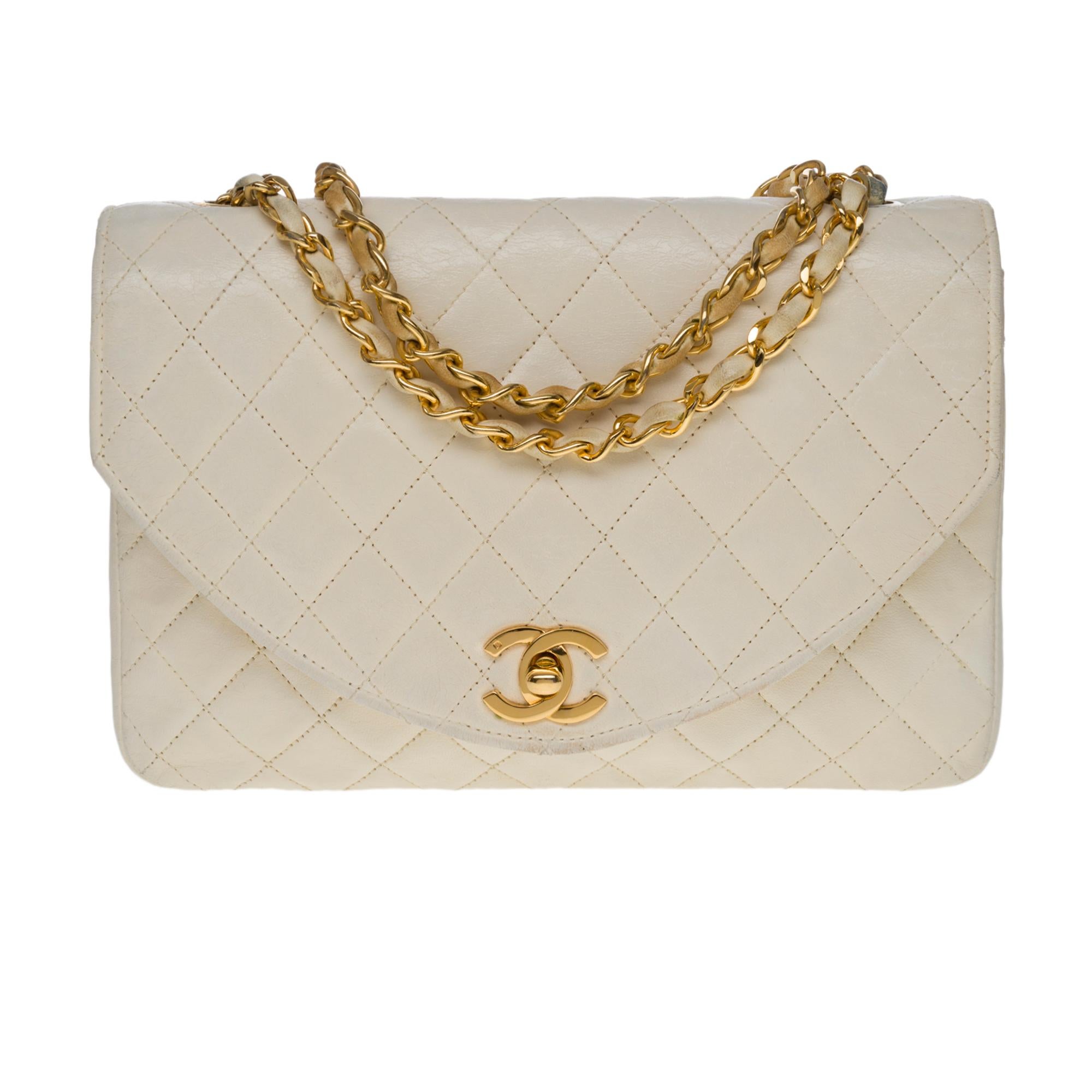 Beautiful Chanel Classic Flap bag in ecru quilted lambskin leather, gold-tone metal hardware, a gold-tone metal chain handle interlaced with ecru leather allowing a shoulder and shoulder strap
Half-moon flap closure, gold CC logo clasp
Single