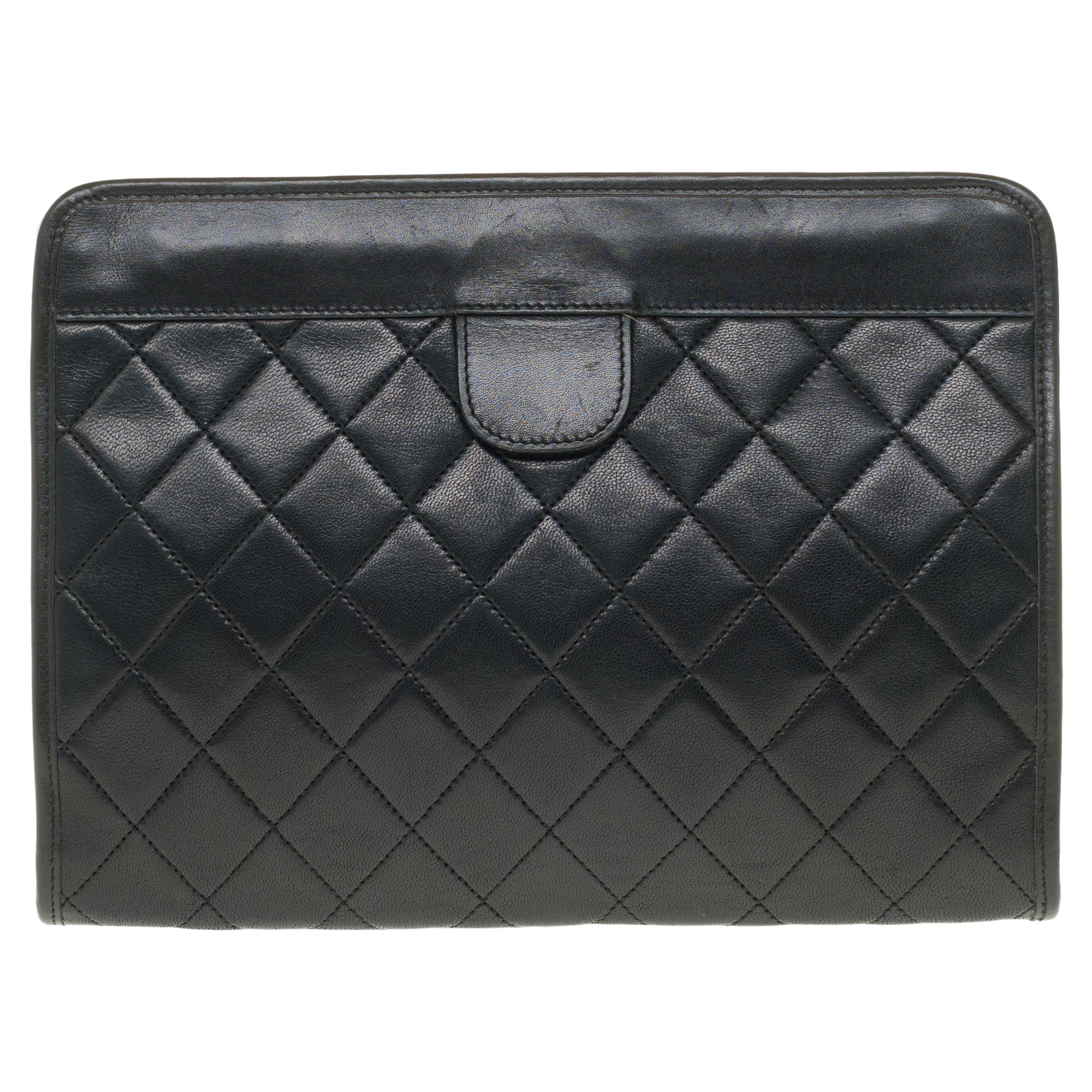 Hübsche Chanel Hand Clutch/Pouch aus schwarzem:: gestepptem Lammleder:: vergoldete Metallbeschläge für einen Handheld. 

Öffnung von oben nach oben:: Scharniere an den Enden. 
CC Logo aus goldfarbenem Metall auf schwarzer Lederlasche vorne::