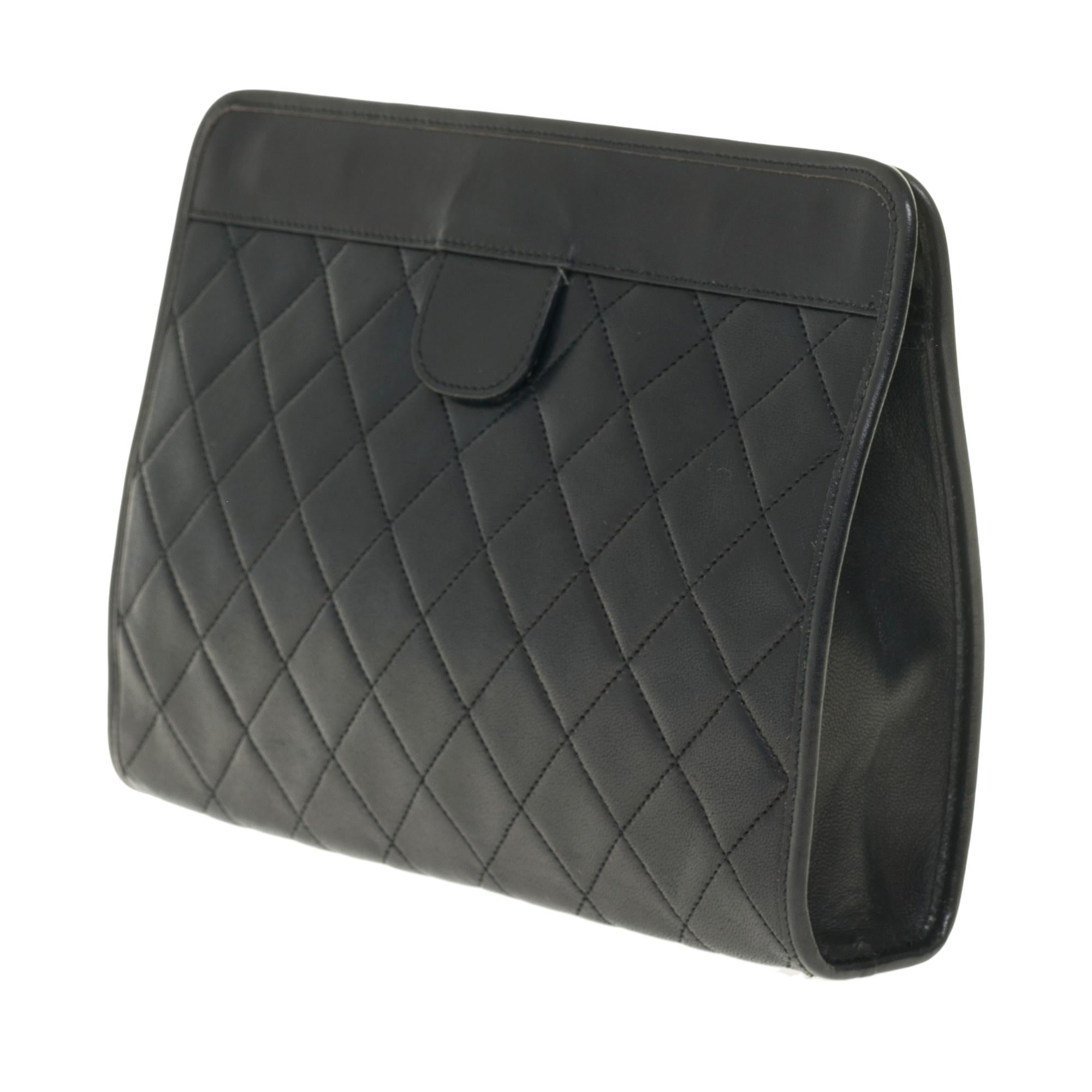 Amazing Chanel Clutch in schwarz gesteppt Lammfell ausgezeichneten Zustand ! im Zustand „Gut“ in Paris, IDF