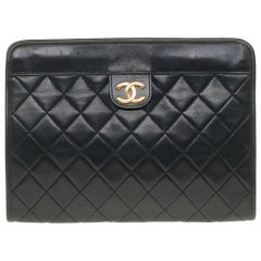 Amazing Chanel Clutch in black quilted lambskin excellent condition !