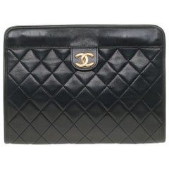 Amazing Chanel Clutch in black quilted lambskin excellent condition !