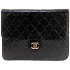 Amazing Chanel Clutch in black quilted lambskin, good condition !