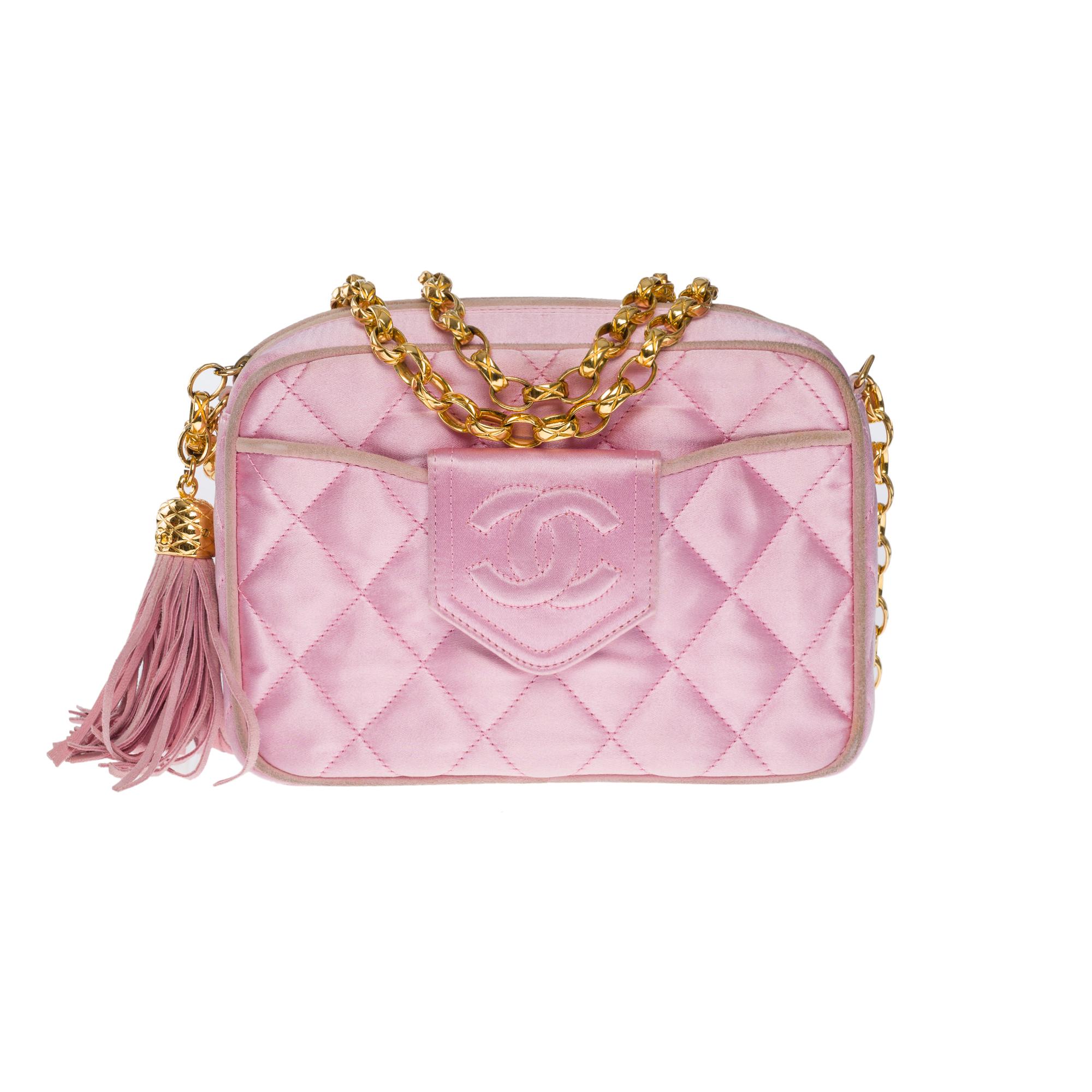 Lovely Chanel Mini Camera Front Pocket shoulder bag from the “Coco Crush” collection in satin and pink suede beads, gold metal hardware, a gold metal chain for a shoulder and crossbody carry
Zip closure with pink leather tassel fringe
A pocket at