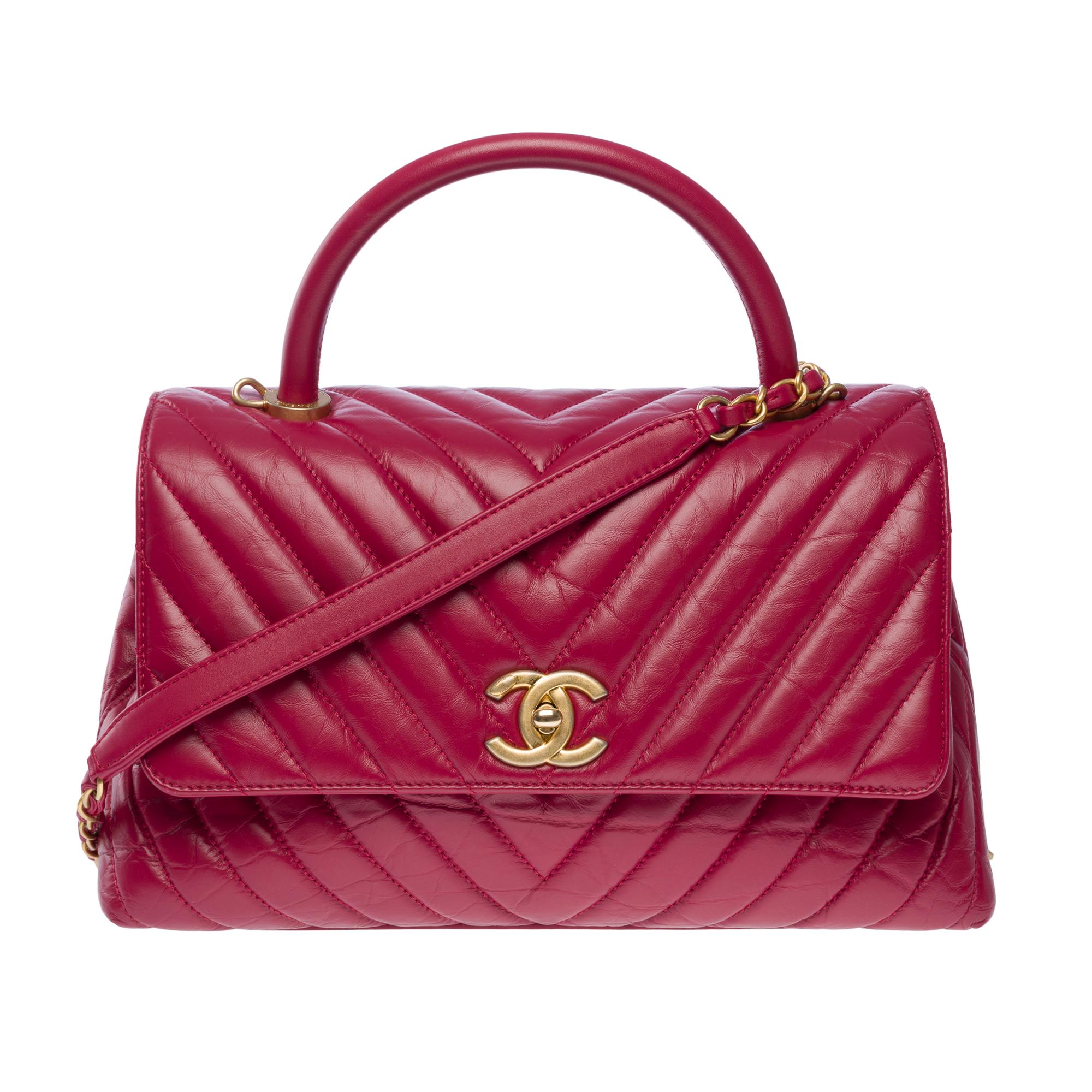 Amazing Chanel Coco handle bag flap bag in red quilted lambskin leather with herringbone, matte gold metal hardware , a matte gold metal chain handle interlaced with red leather, a simple red leather handle for hand or shoulder or crossbody