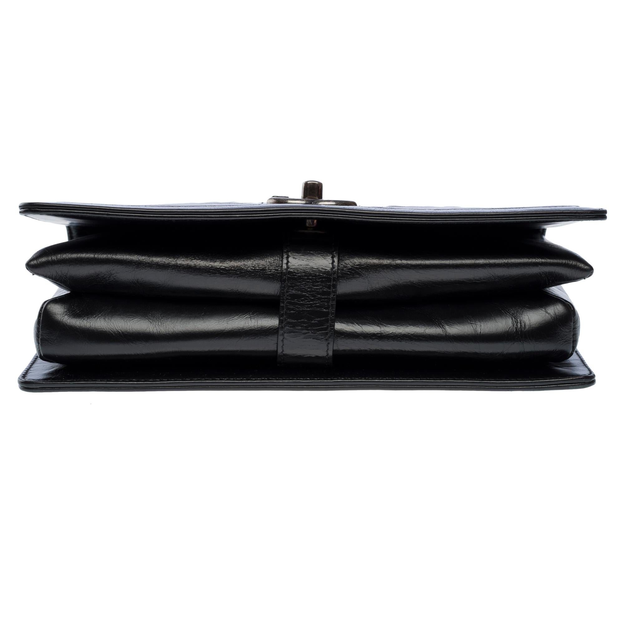 Außergewöhnliche Chanel Coco Umhängetasche mit Klappe aus schwarzem gestepptem Leder, ASHW im Angebot 7
