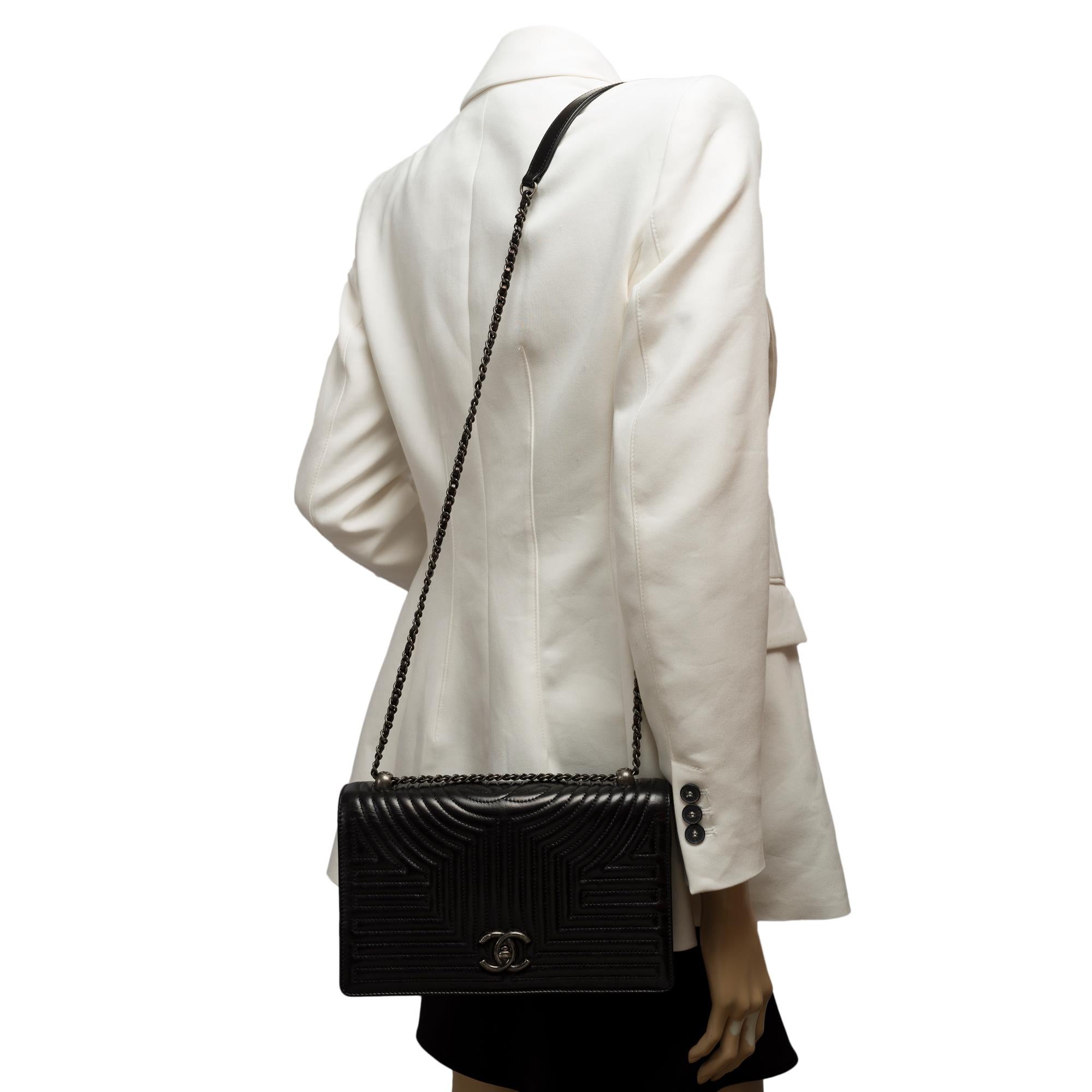 Außergewöhnliche Chanel Coco Umhängetasche mit Klappe aus schwarzem gestepptem Leder, ASHW im Angebot 8