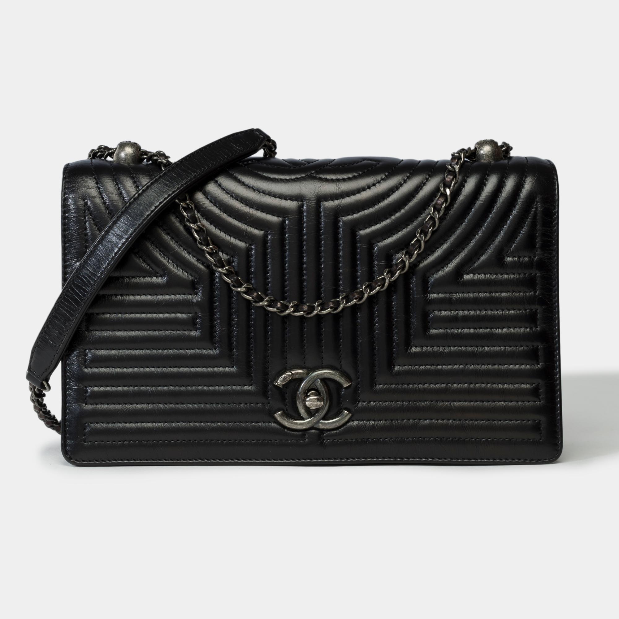 Chanel Coco shoulder flap bag in black quilted leather, antique silver metal trim, an adjustable chain handle in silver metal allowing a shoulder or crossbody carry

A logo closure in aged silver metal on flap
Grey canvas lining, one zippered