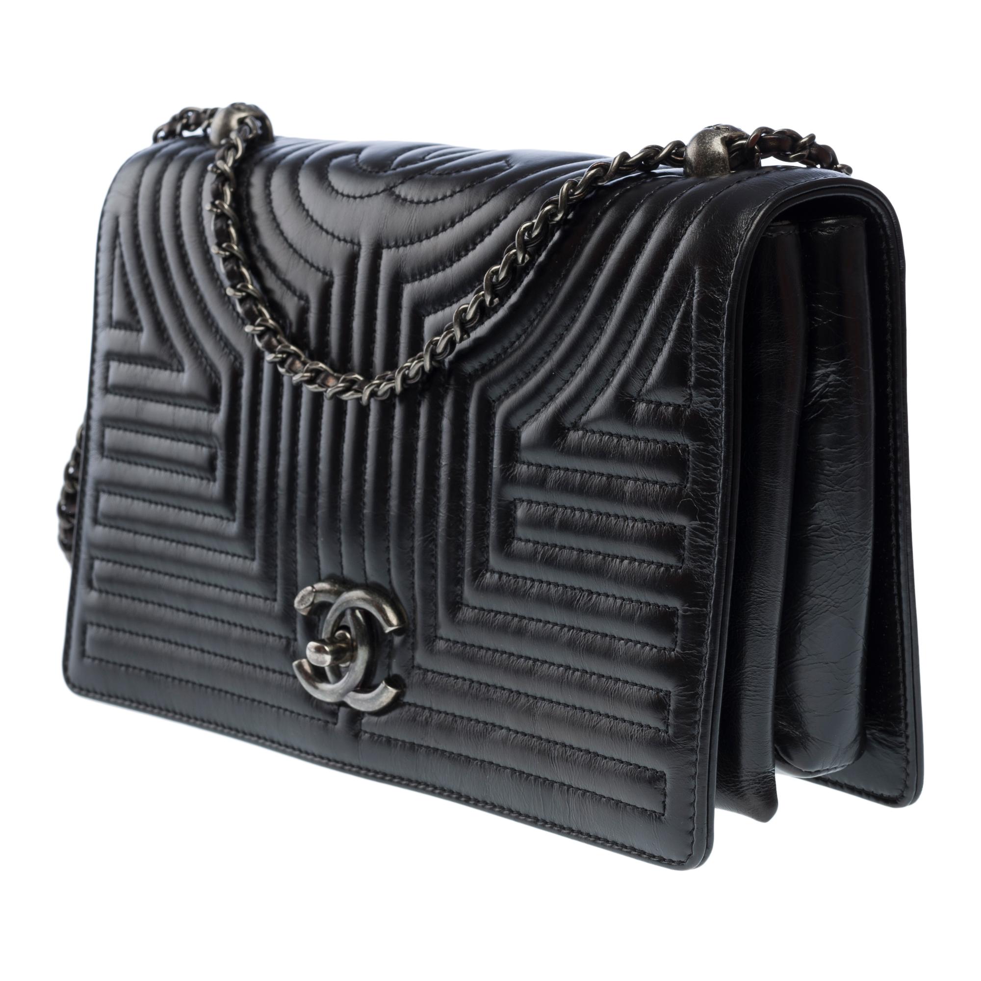 Außergewöhnliche Chanel Coco Umhängetasche mit Klappe aus schwarzem gestepptem Leder, ASHW im Angebot 1