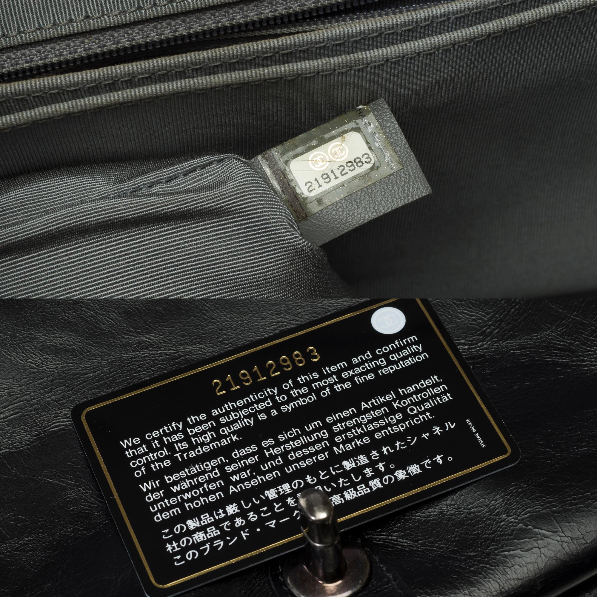 Außergewöhnliche Chanel Coco Umhängetasche mit Klappe aus schwarzem gestepptem Leder, ASHW im Angebot 4