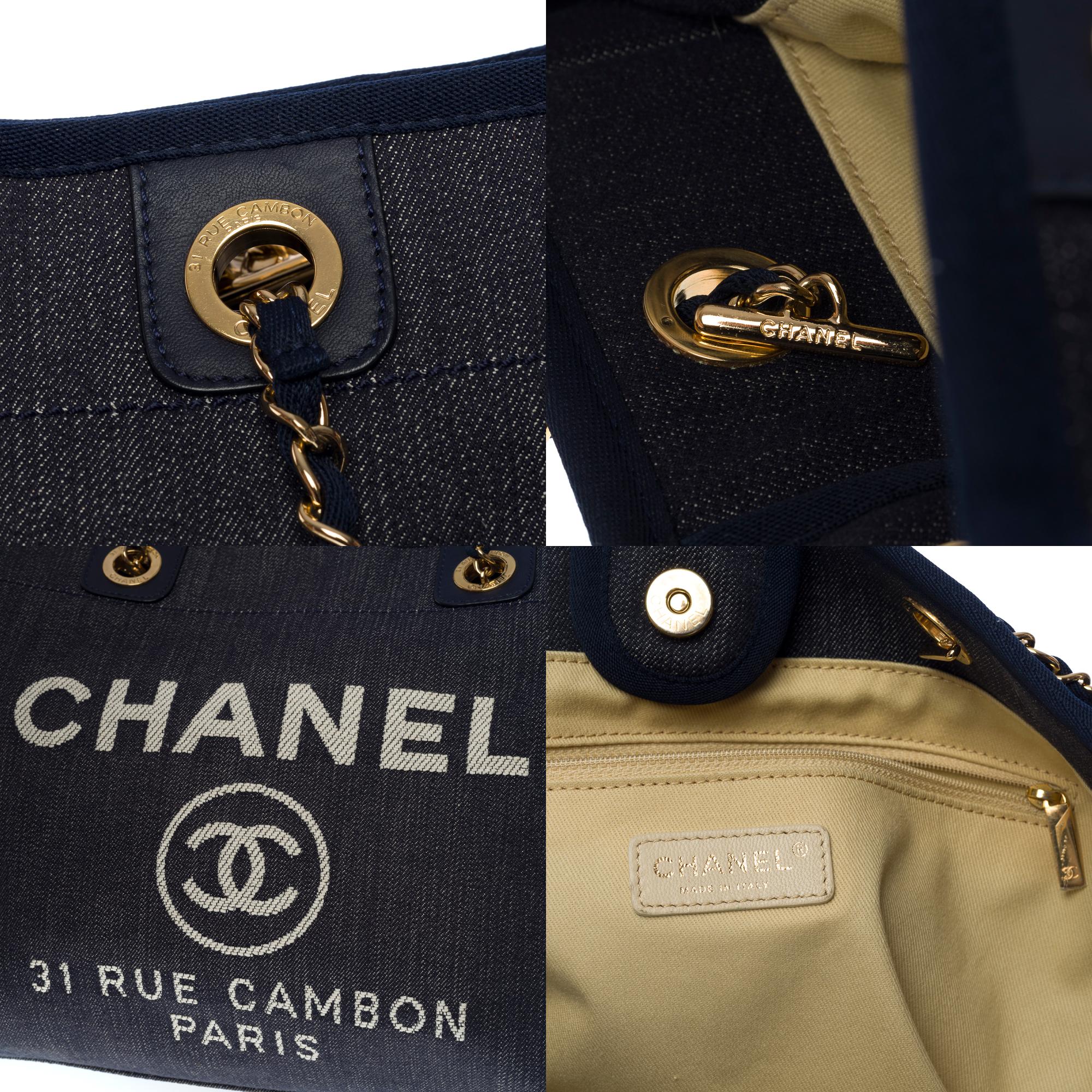 Amazing Chanel Deauville Tote bag in blue denim canvas, GHW In Excellent Condition For Sale In Paris, IDF