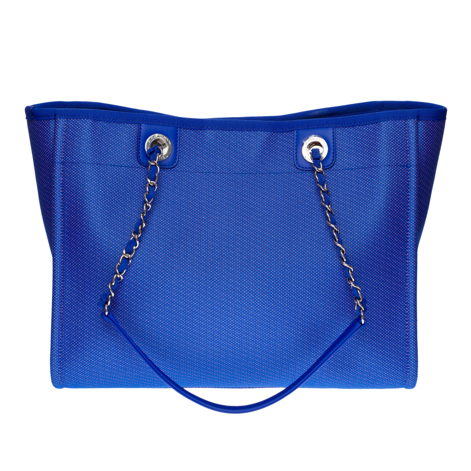 Beautiful Chanel Deauville Tote bag in electric blue canvas and orange Fluo, silver metal hardware, a double handle in silver metal interlaced with electric blue canvas allowing a hand and shoulder support

Closure by double silver magnet
Neon