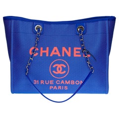 Incroyable sac fourre-tout Deauville de Chanel en toile bleue électrique et orange, SHW