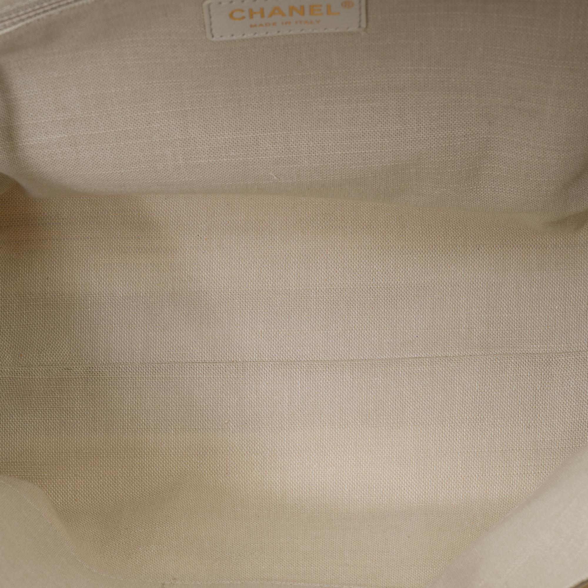 Außergewöhnliche Chanel Deauville Tragetasche aus cremefarbener weißer Leinwand, SHW im Angebot 7