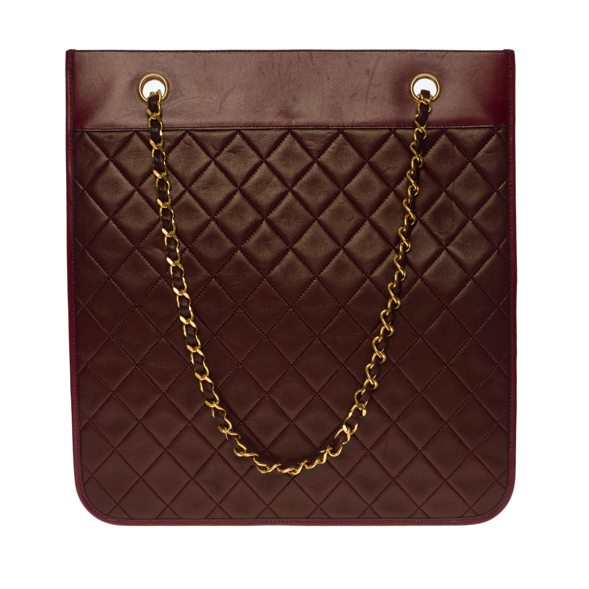 Gorgeous Chanel flat Tote bag in burgundy quilted lambskin, gold-tone hardware, a gold-tone metal chain handle interlaced with burgundy leather for hand and shoulder support  
Navy leather lining, one patch pocket
Signature: 