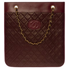Flache Chanel-Tragetasche aus burgunderrotem gestepptem Lammfell, GHW