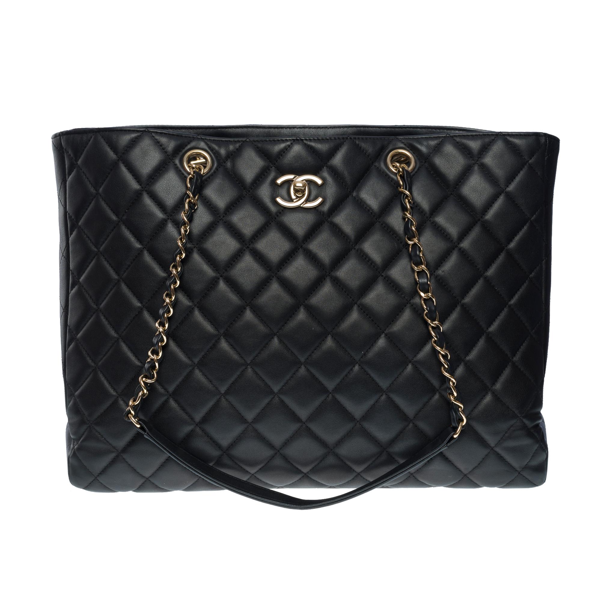 Exceptional Chanel Grand Shopping Tote bag in black quilted lambskin leather, silver metal hardware, double handle in silver metal interlaced with black leather for a hand and shoulder support

Backpack pocket
Snap closure on top
Black canvas