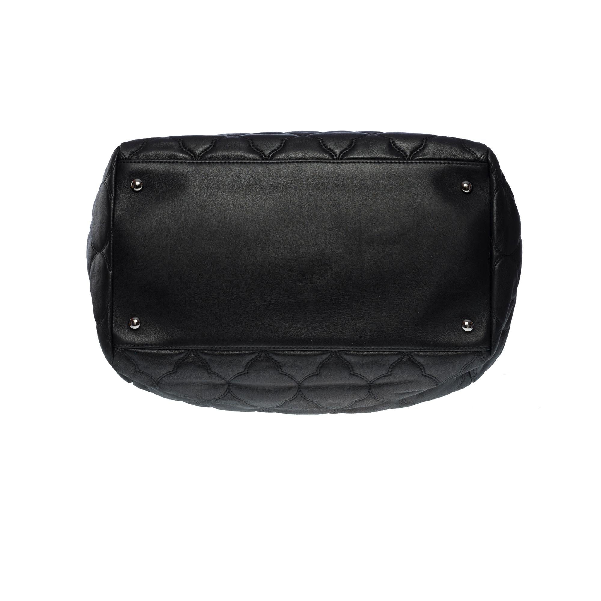 Amazing Chanel Hamptons shopping puffy bag in black quilted leather, SHW 3