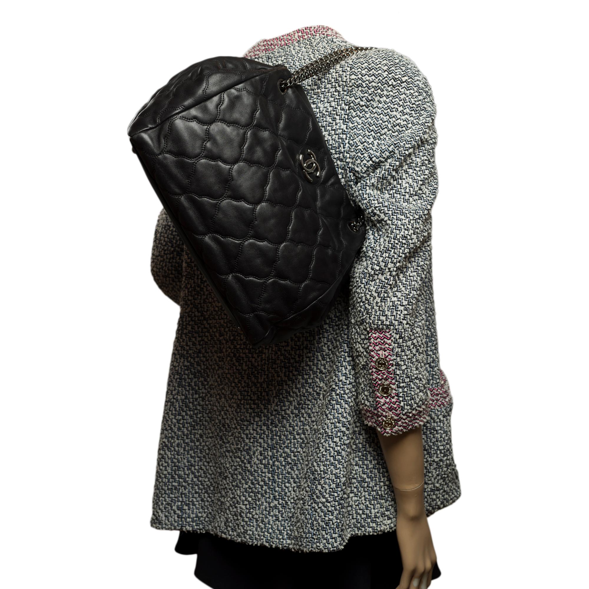 Amazing Chanel Hamptons shopping puffy bag in black quilted leather, SHW 5