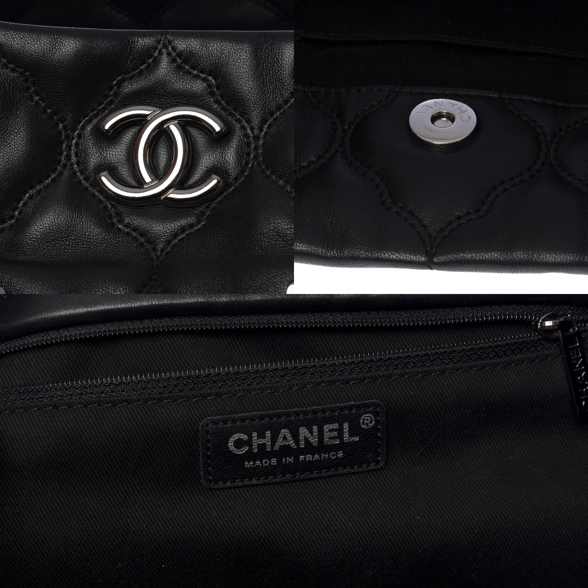 Amazing Chanel Hamptons shopping puffy bag in black quilted leather, SHW In Good Condition In Paris, IDF