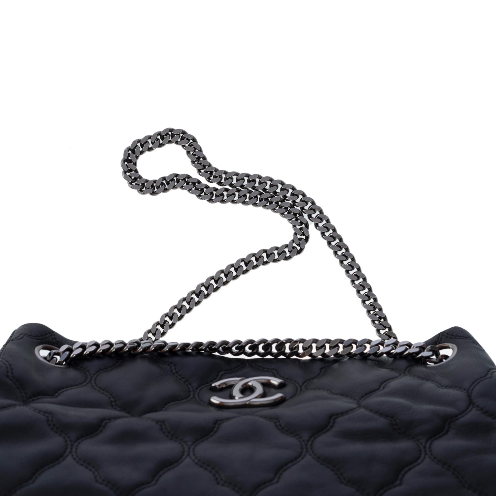 Amazing Chanel Hamptons shopping puffy bag in black quilted leather, SHW 2