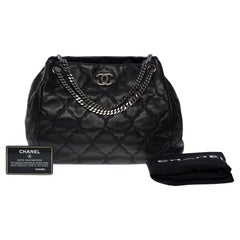 Amazing Chanel Hamptons shopping puffy bag in black quilted leather, SHW