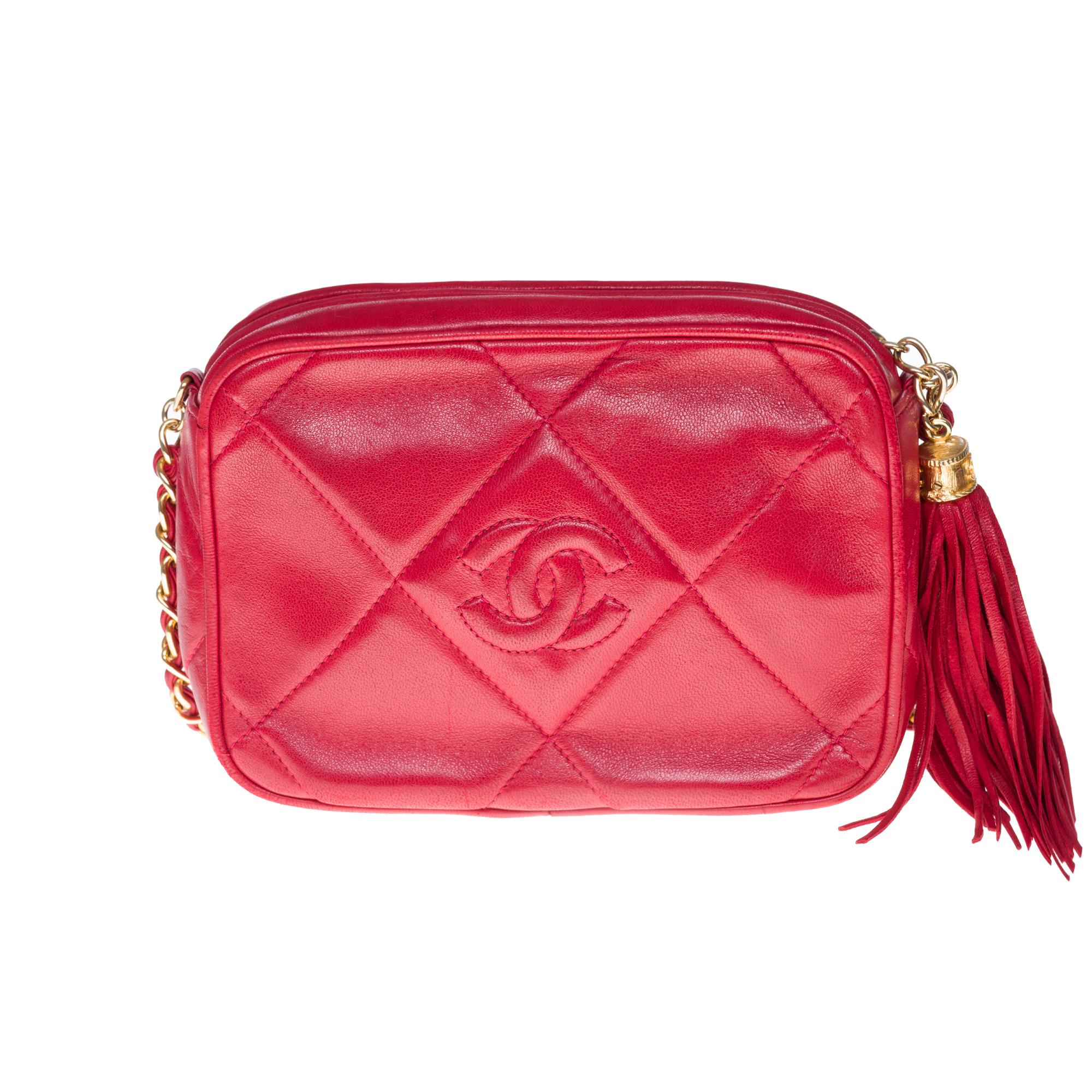 Lovely Chanel Mini Camera bag in red quilted leather, gold-tone metal hardware, gold-tone metal chain handle intertwined with red leather for a shoulder or shoulder strap.
* Zip fastening from the top, red leather fringe charm on the closure