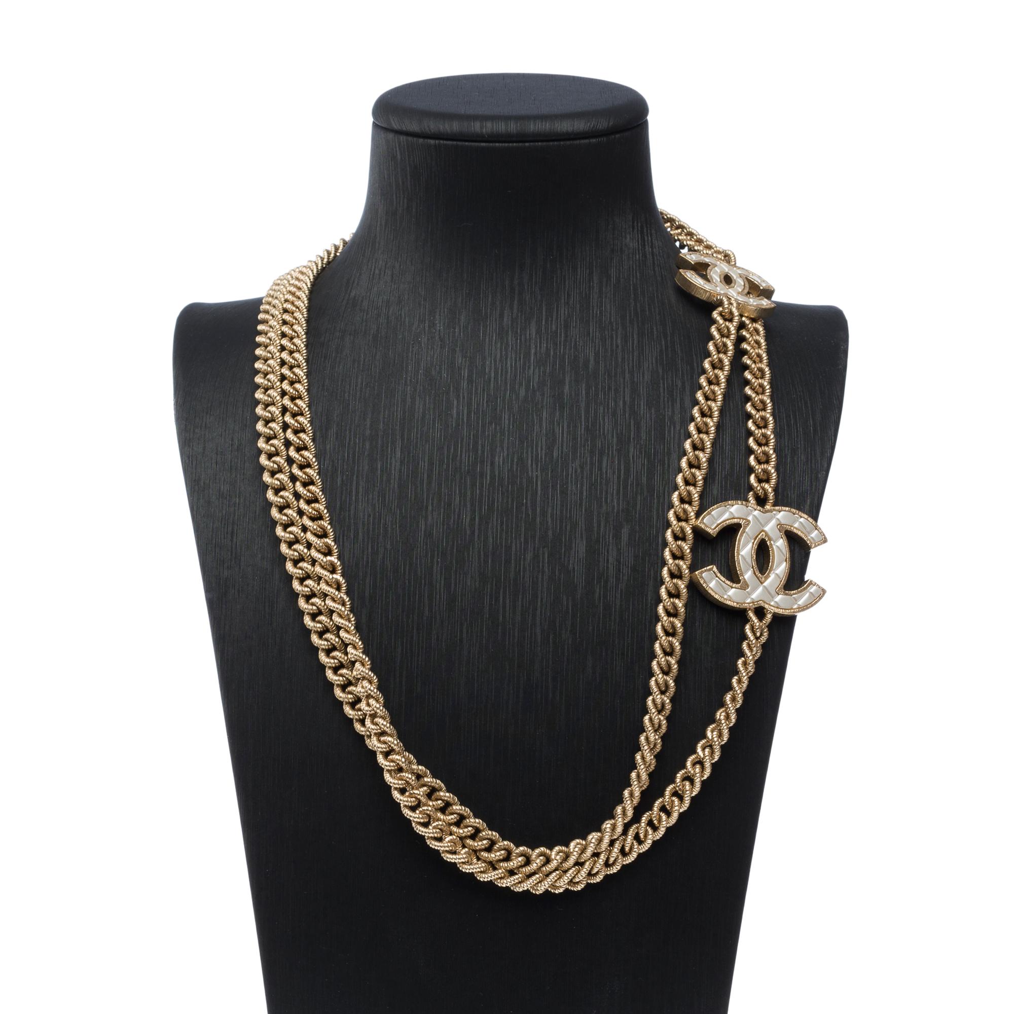 Tipo di gioielli: Collana lunga
Marchio: Chanel
Model: CC
Materiale: Metallo 
Colore: Ottone oro
Dimensioni: 55-64 cm
Peso: 135 g
Condizioni: Mai indossato  
Riferimento: 101605
Venduto senza confezione originale