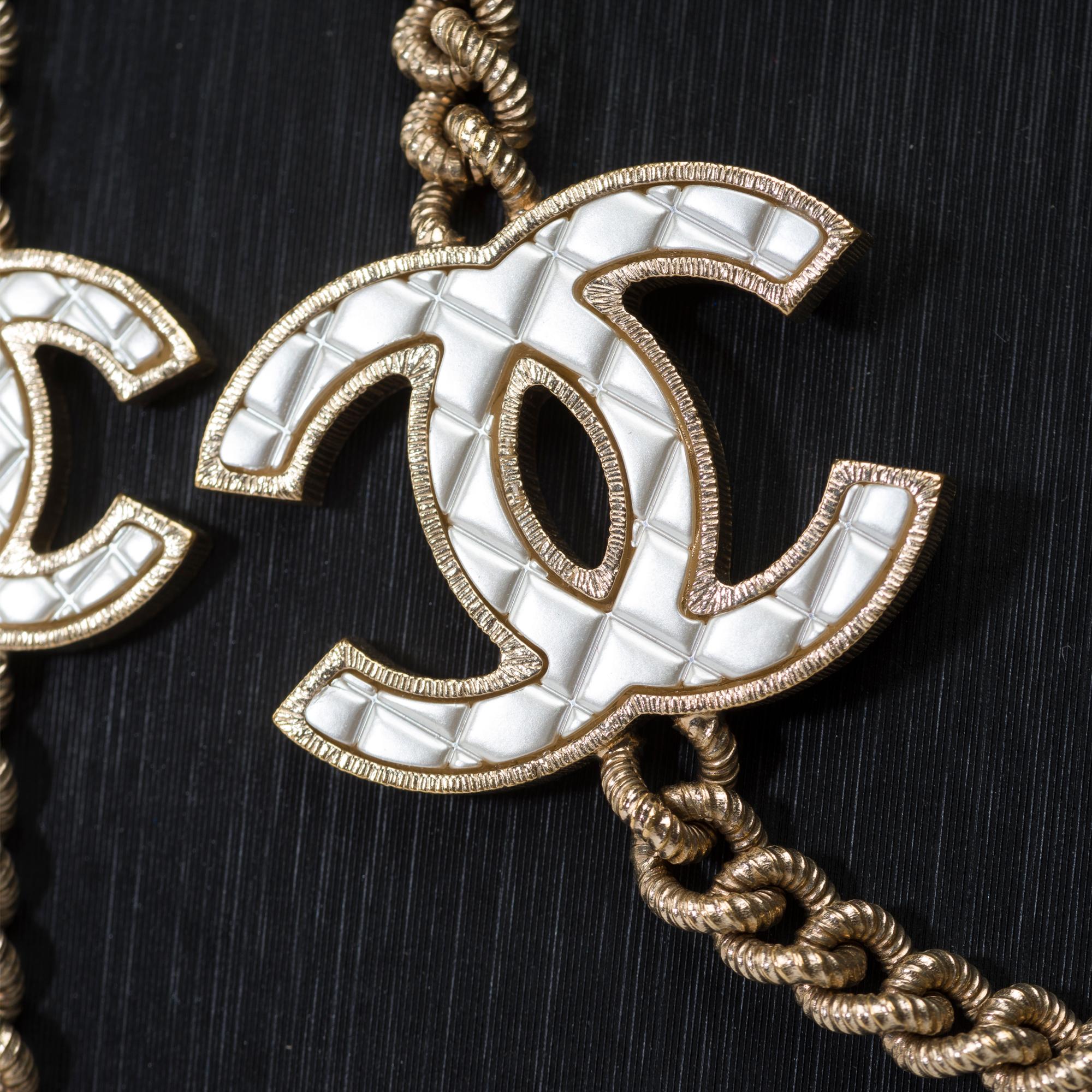 Incredibile collana Chanel in ottone e metallo dorato In condizioni Nuovo in vendita a Paris, IDF