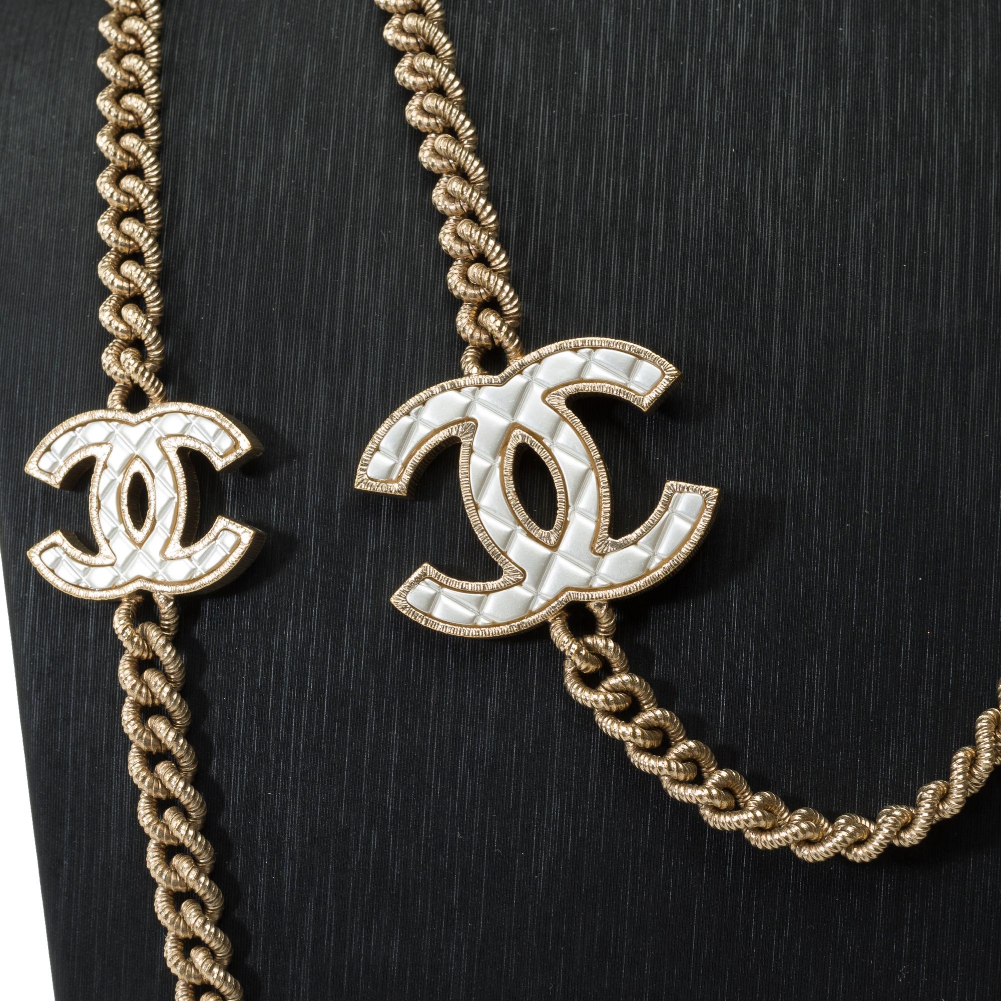 Donna Incredibile collana Chanel in ottone e metallo dorato in vendita