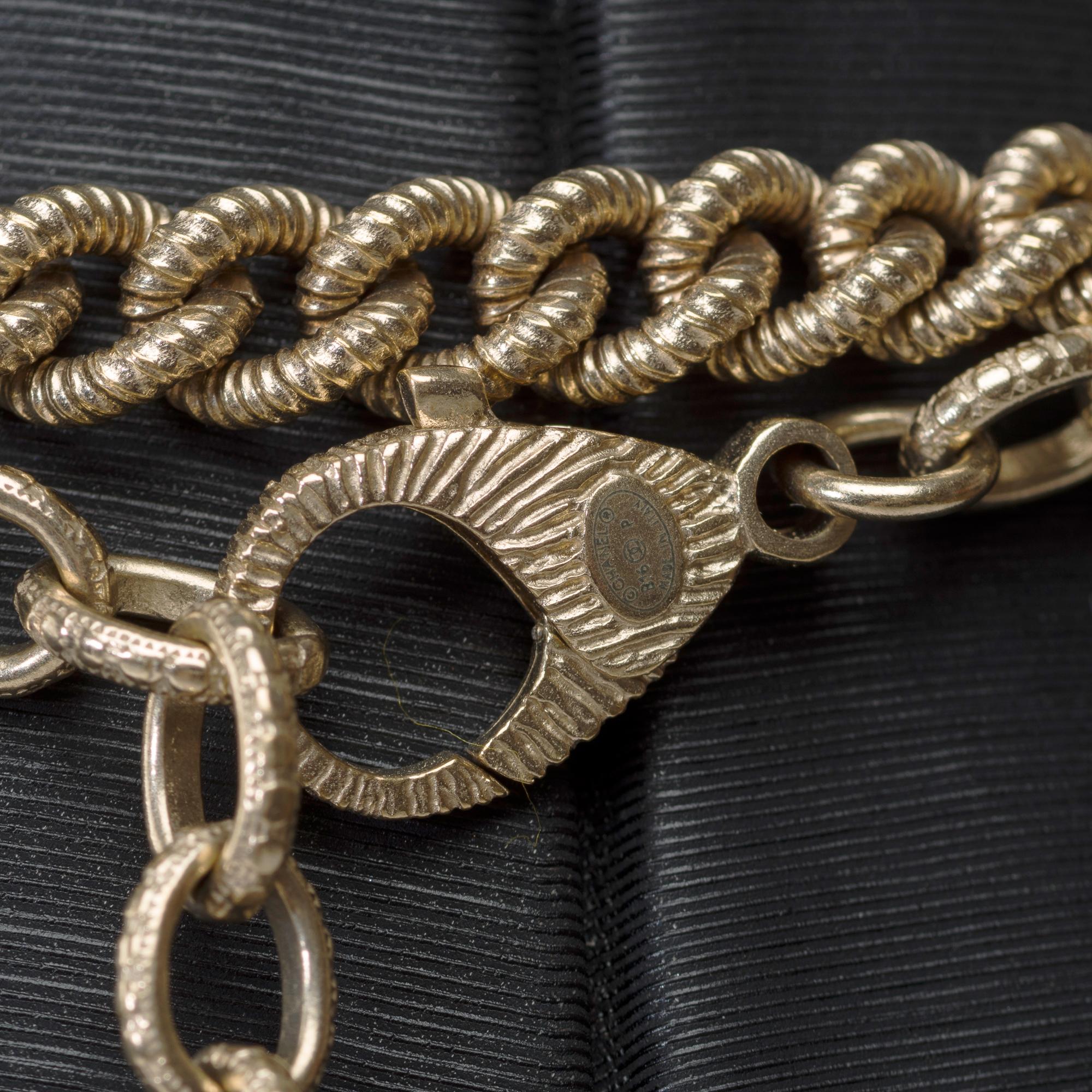 Incredibile collana Chanel in ottone e metallo dorato in vendita 1
