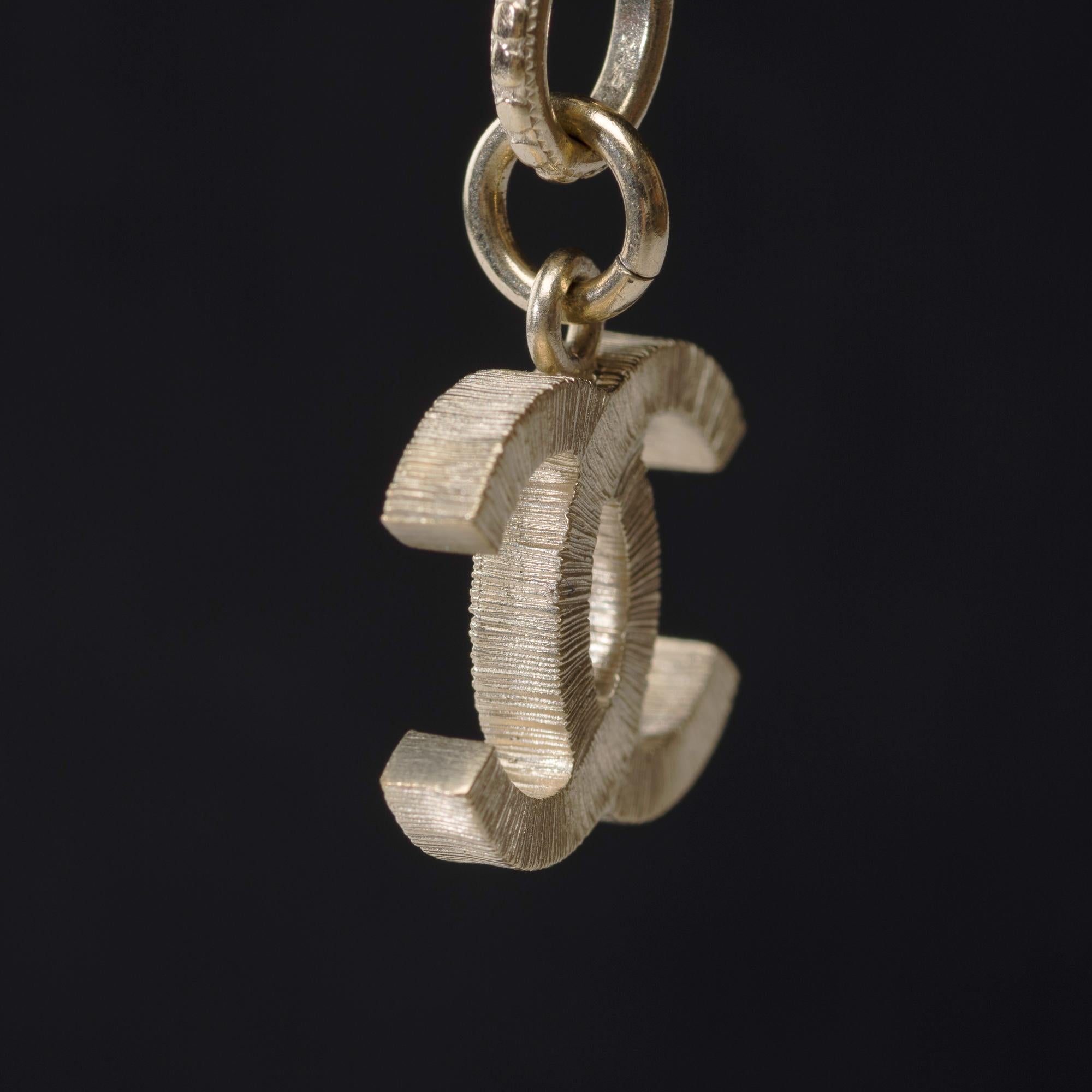 Incredibile collana Chanel in ottone e metallo dorato in vendita 2