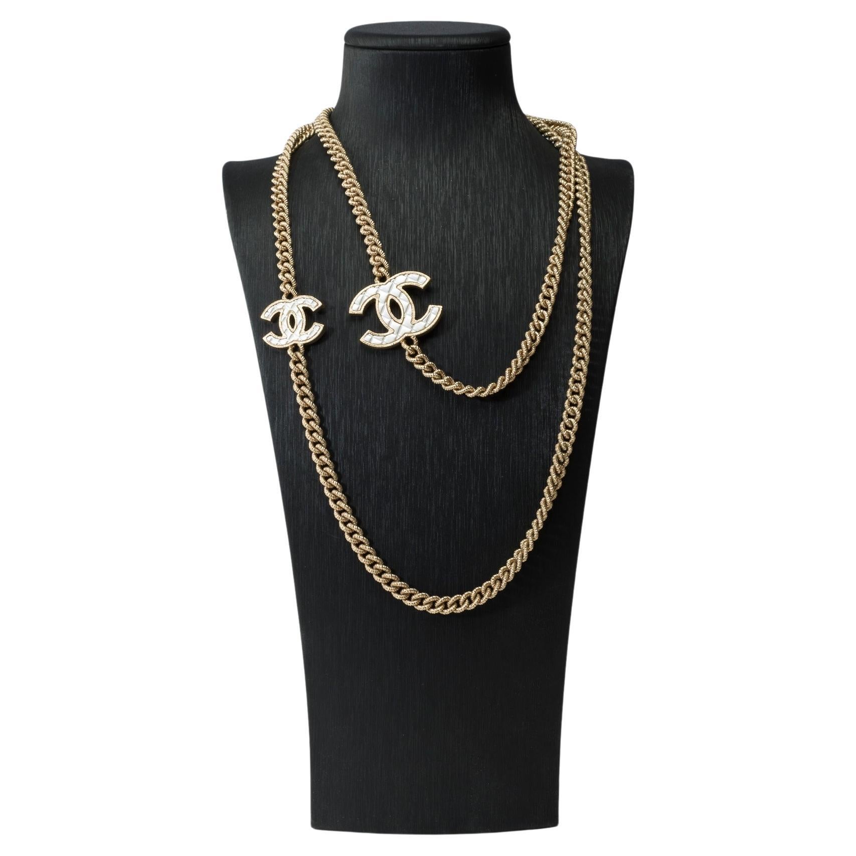 Incredibile collana Chanel in ottone e metallo dorato in vendita
