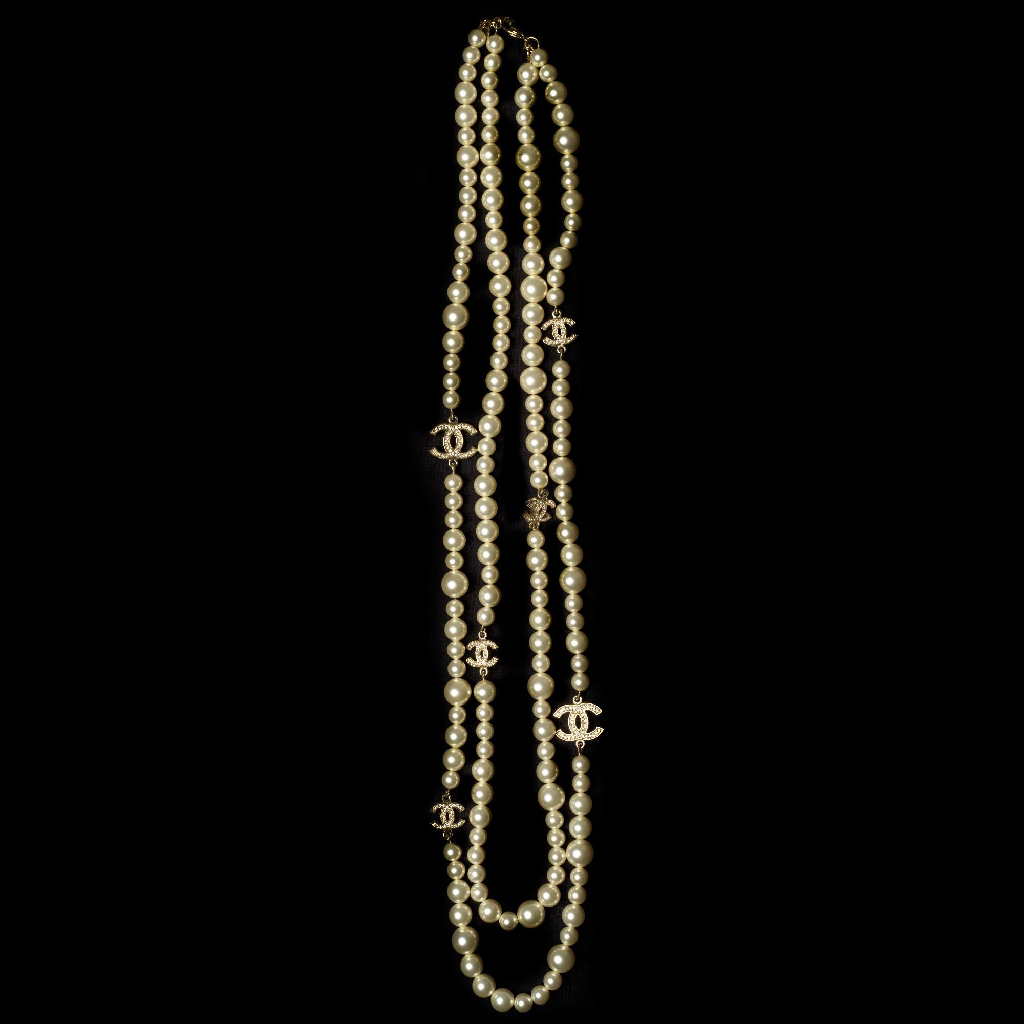 Chanel​ ​CC​ ​double​ ​necklace​ ​with​ ​pearly​ ​pearls,​ ​interspersed​ ​with​ ​the​ ​CC​ ​symbol​ ​in​ ​gold​ ​metal​ ​and​ ​crystal.

​ ​Length:​ ​42cm

Reference:​ ​101450

General​ ​condition:​ ​7.5/10
Sold​ ​with​ ​box