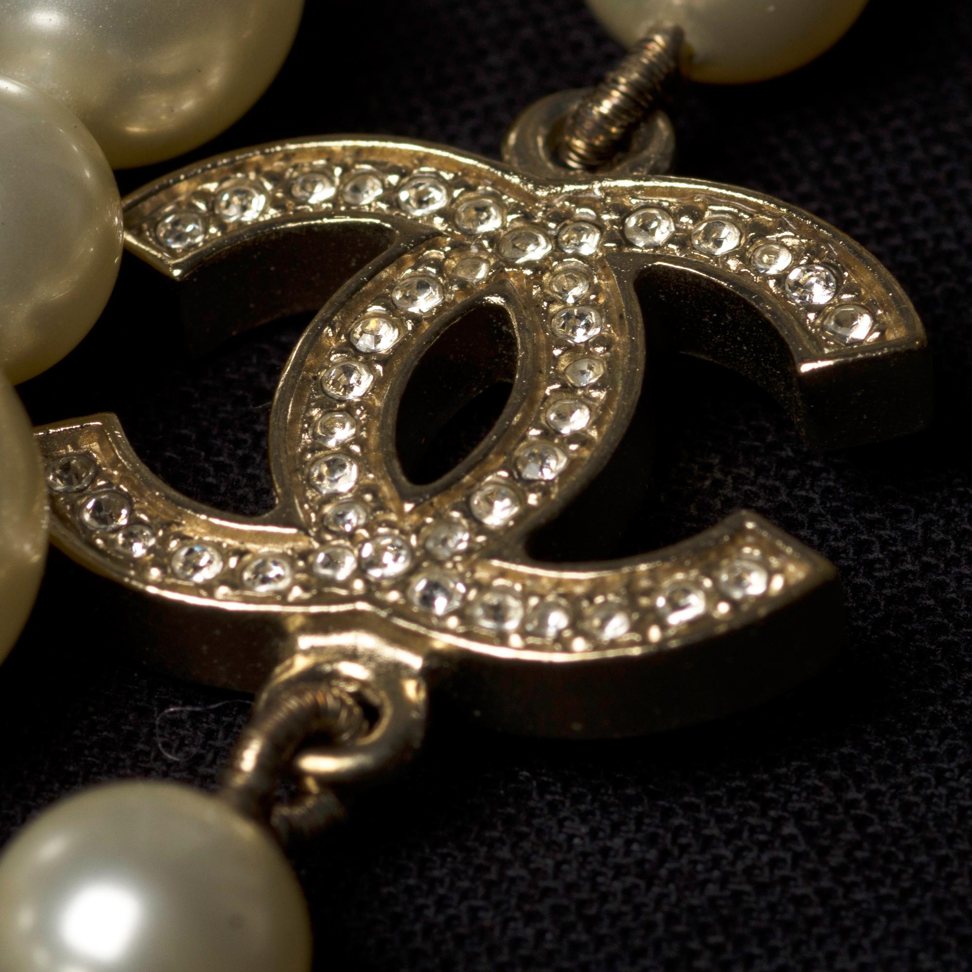Contemporary Amazing Chanel Necklace with pearl and gold metal hardware