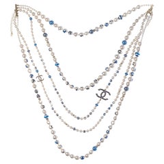 Außergewöhnliche Chanel-Halskette mit Perlen- und Goldmetallbeschlägen