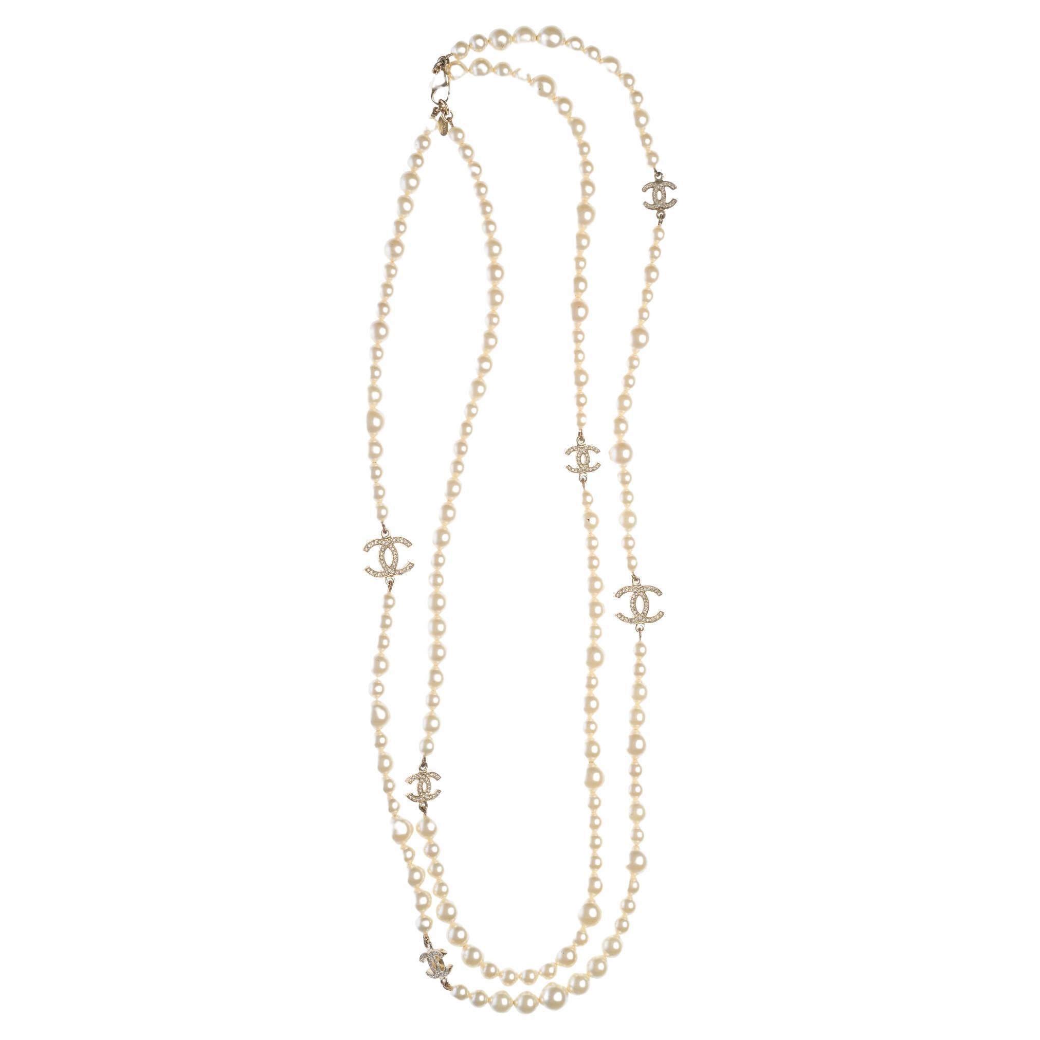 Amazing Chanel Necklace with pearl and gold metal hardware